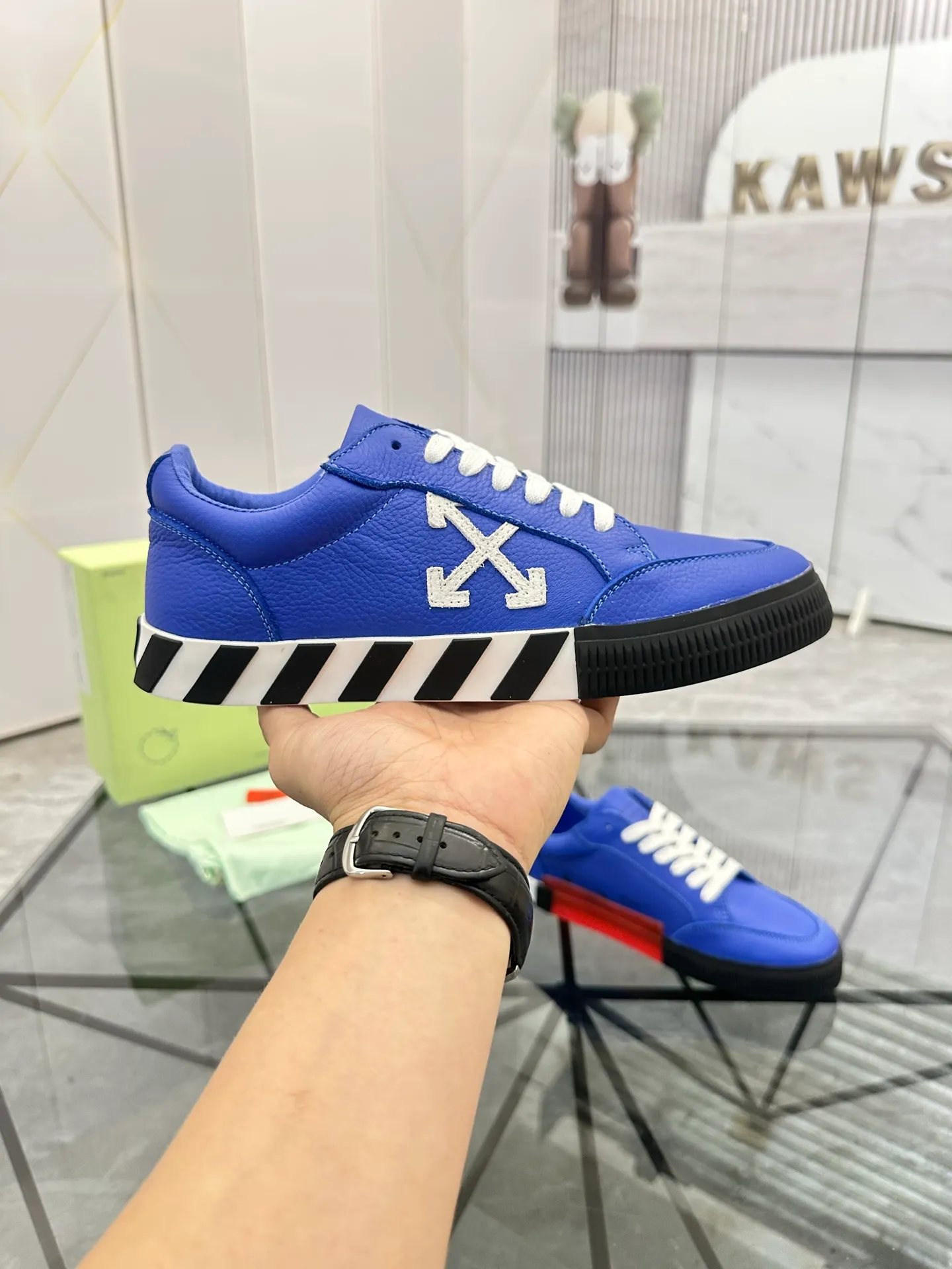 Selling men's shoes 💰: 💰P440¥ Product trademark: OFF WHITE *"OFF WHITE*" low-top casual shoes Regular size: 35-45 (can be customized to 46) Couple style Product material: imported cowhide upper, breathable lining, original outsole. No.: H203